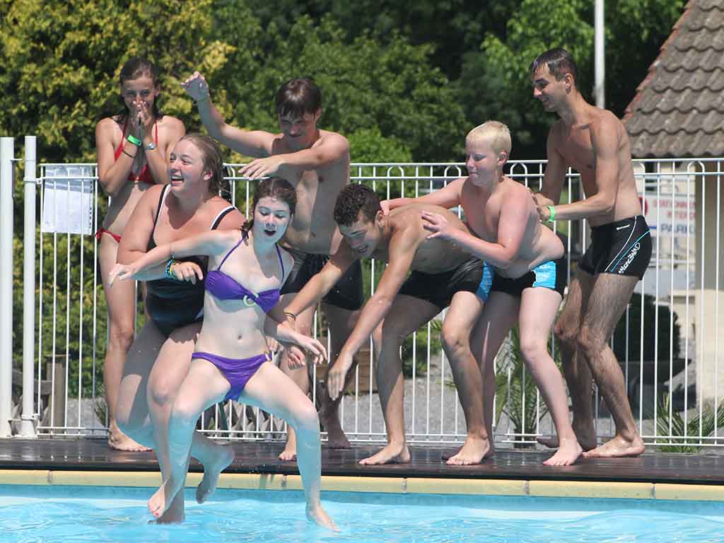 adolescents piscine camping en Haute Garonne
