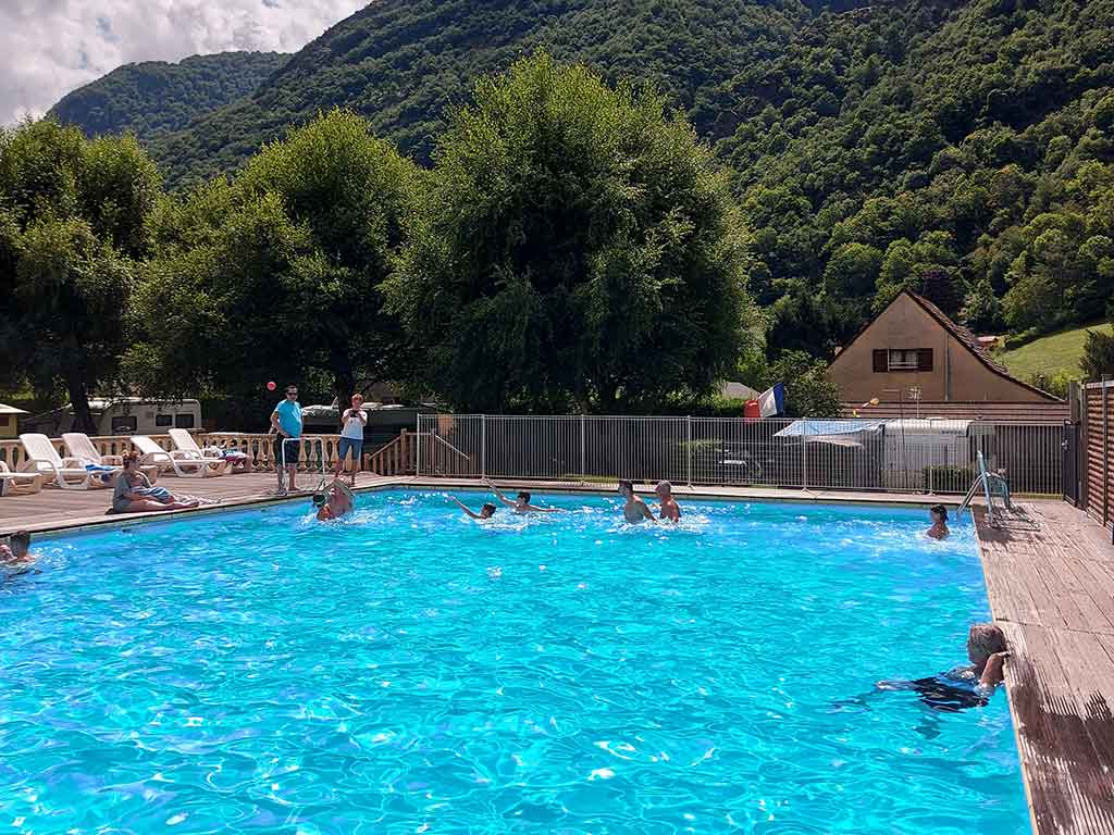 grande piscine chauffée camping de Luchon